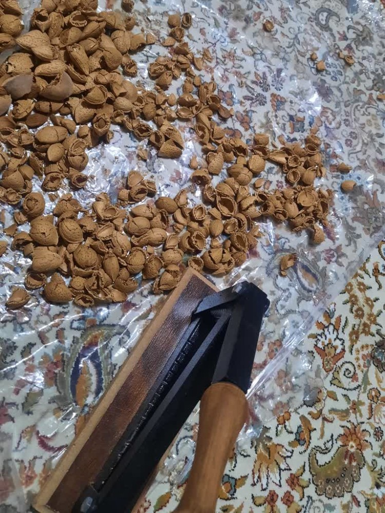 گردوشکن و بادام‌شکن تمام‌فلزی با دسته چوب گردو - تضمین کیفیت مادام‌العمر