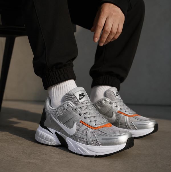 کفش ورزشی نایک وی تو کی ران NIKE V2K RUN ( در 4 رنگ بندی )
